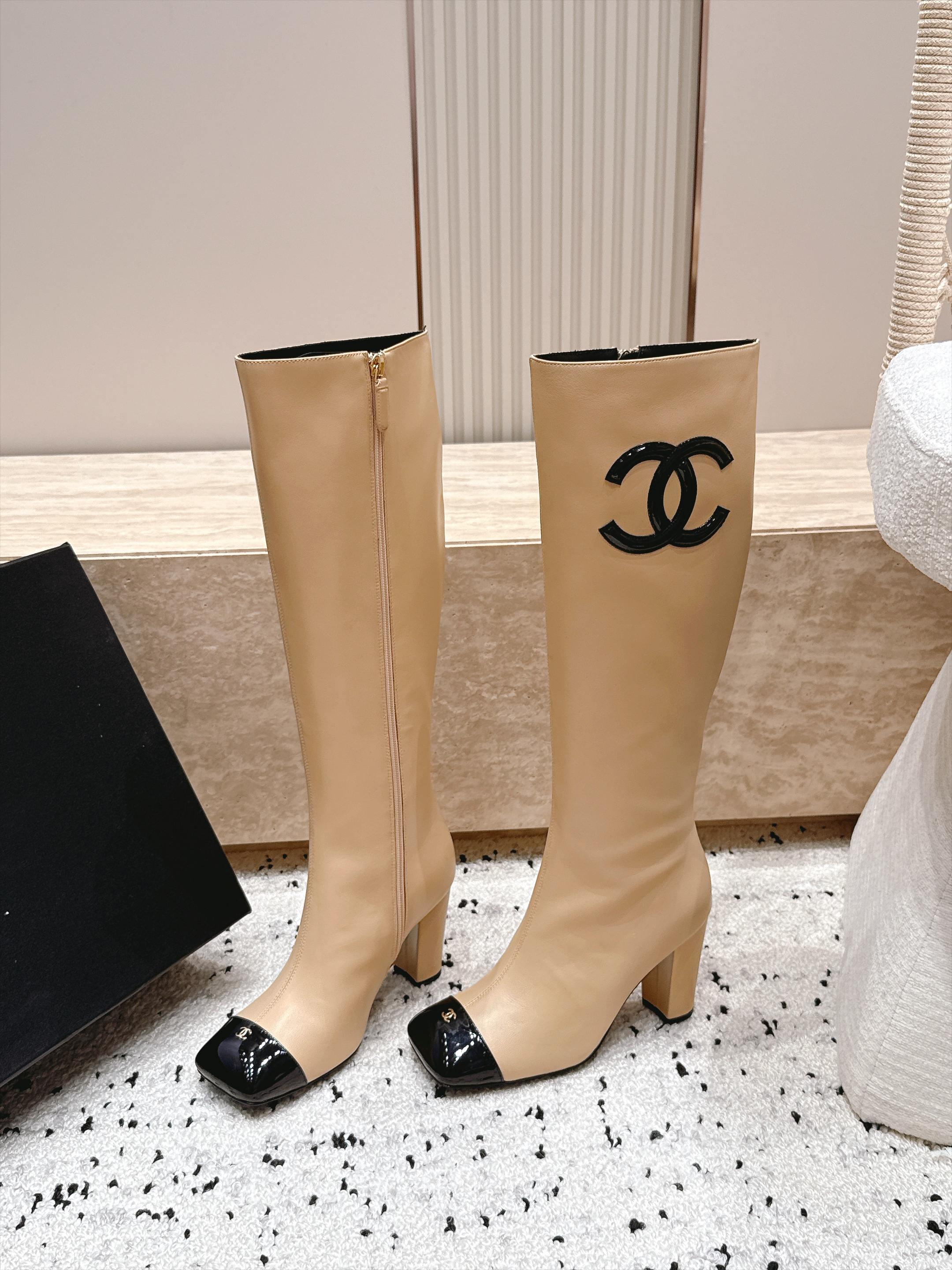 Chanel 香奈儿 2026vs秋冬新品靴子系列……方头高跟高筒靴长靴 经典拼色 高级感满满 超飒战靴，上脚显瘦增高，