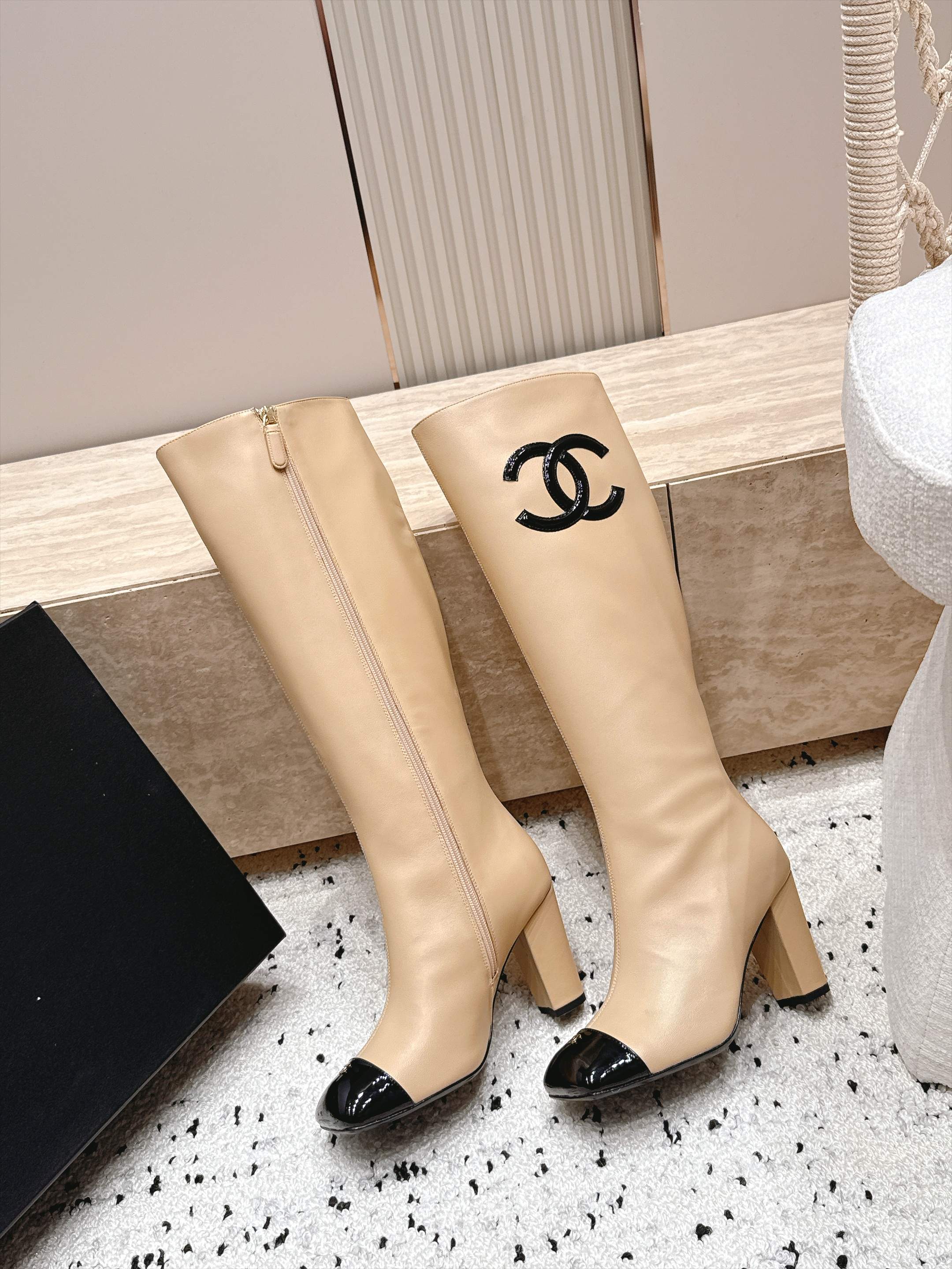 Chanel 香奈儿 2026vs秋冬新品靴子系列……方头高跟高筒靴长靴 经典拼色 高级感满满 超飒战靴，上脚显瘦增高，
