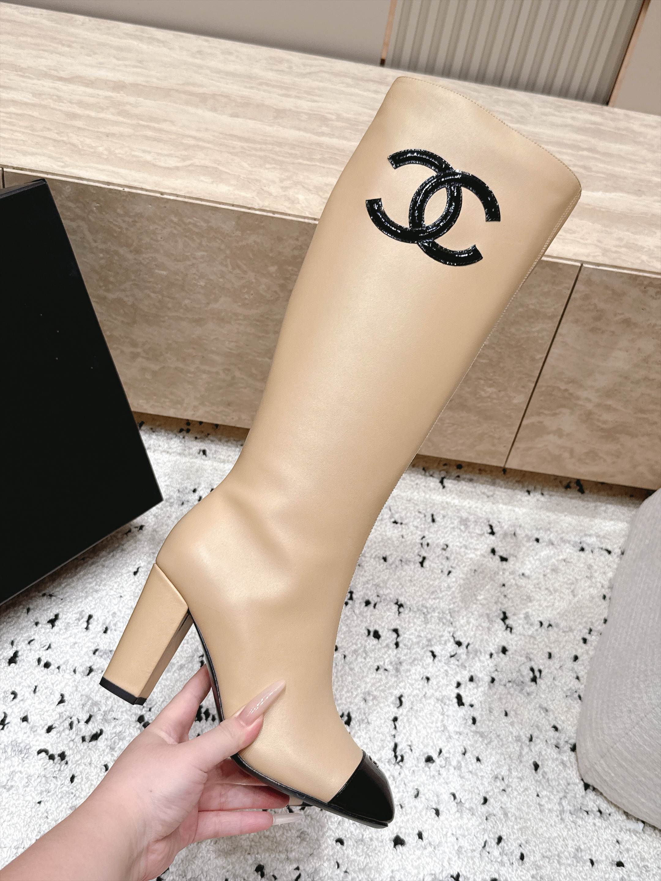 Chanel 香奈儿 2026vs秋冬新品靴子系列……方头高跟高筒靴长靴 经典拼色 高级感满满 超飒战靴，上脚显瘦增高，