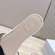 顶级版本 Dior 迪奥 26ss新系列 织带蝴蝶结拖鞋 以品牌经典标志性的字母织带装饰打造,搭配同色系的皮质鞋床,简约 顶级版本 Dior 迪奥 26ss新系列 织带蝴蝶结拖鞋 以品牌经典标志性的字母织带装饰打造,搭配同色系的皮质鞋床,简约