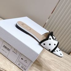顶级版本 Dior 迪奥 26ss新系列 织带蝴蝶结拖鞋 以品牌经典标志性的字母织带装饰打造,搭配同色系的皮质鞋床,简约 顶级版本 Dior 迪奥 26ss新系列 织带蝴蝶结拖鞋 以品牌经典标志性的字母织带装饰打造,搭配同色系的皮质鞋床,简约