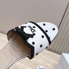 顶级版本 Dior 迪奥 26ss新系列 织带蝴蝶结拖鞋 以品牌经典标志性的字母织带装饰打造,搭配同色系的皮质鞋床,简约 顶级版本 Dior 迪奥 26ss新系列 织带蝴蝶结拖鞋 以品牌经典标志性的字母织带装饰打造,搭配同色系的皮质鞋床,简约