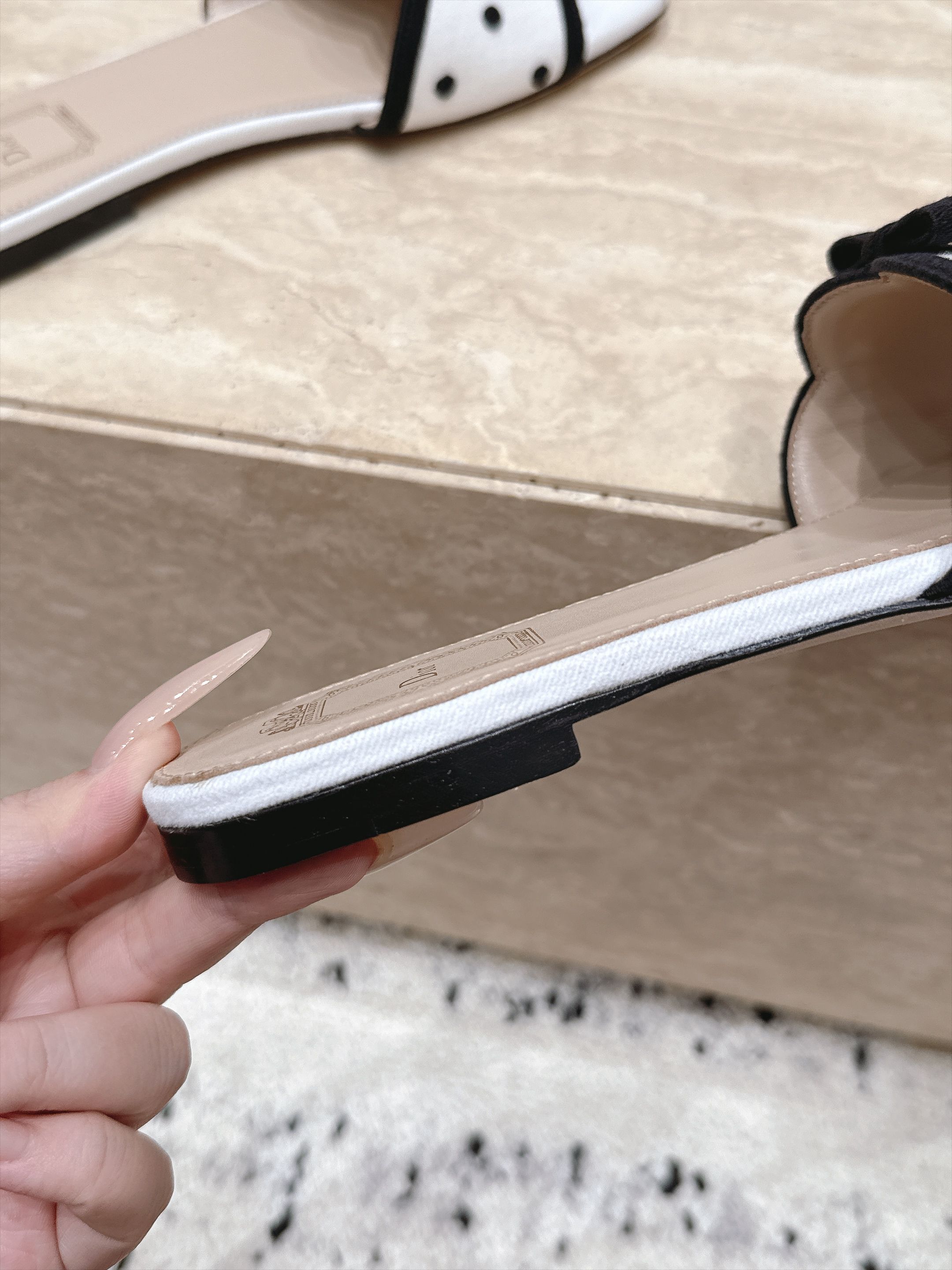 顶级版本 Dior 迪奥 26ss新系列 织带蝴蝶结拖鞋 以品牌经典标志性的字母织带装饰打造,搭配同色系的皮质鞋床,简约 顶级版本 Dior 迪奥 26ss新系列 织带蝴蝶结拖鞋 以品牌经典标志性的字母织带装饰打造,搭配同色系的皮质鞋床,简约