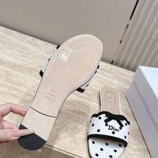 顶级版本 Dior 迪奥 26ss新系列 织带蝴蝶结拖鞋 以品牌经典标志性的字母织带装饰打造,搭配同色系的皮质鞋床,简约 顶级版本 Dior 迪奥 26ss新系列 织带蝴蝶结拖鞋 以品牌经典标志性的字母织带装饰打造,搭配同色系的皮质鞋床,简约