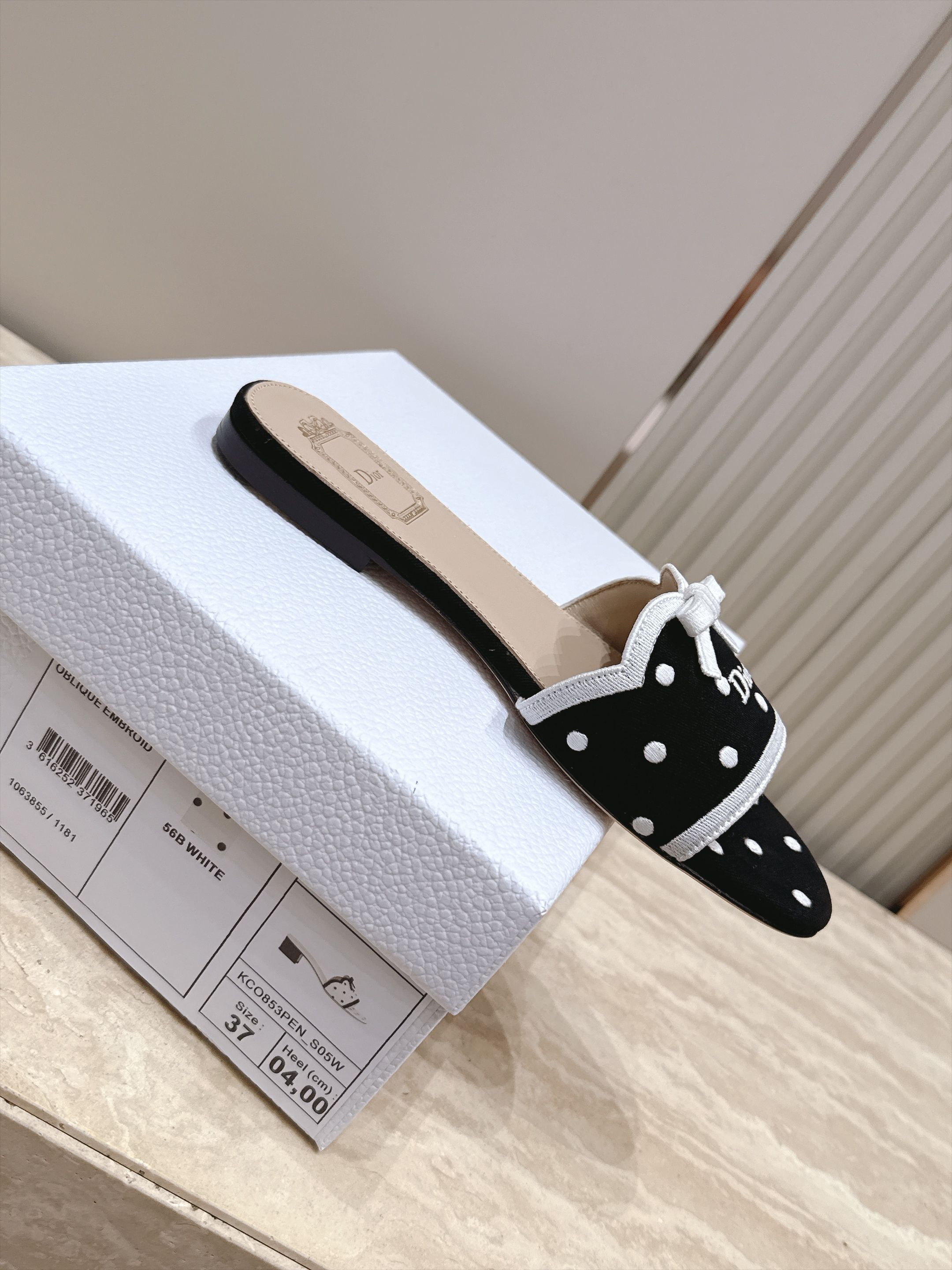 顶级版本 Dior 迪奥 26ss新系列 织带蝴蝶结拖鞋 以品牌经典标志性的字母织带装饰打造,搭配同色系的皮质鞋床,简约 顶级版本 Dior 迪奥 26ss新系列 织带蝴蝶结拖鞋 以品牌经典标志性的字母织带装饰打造,搭配同色系的皮质鞋床,简约