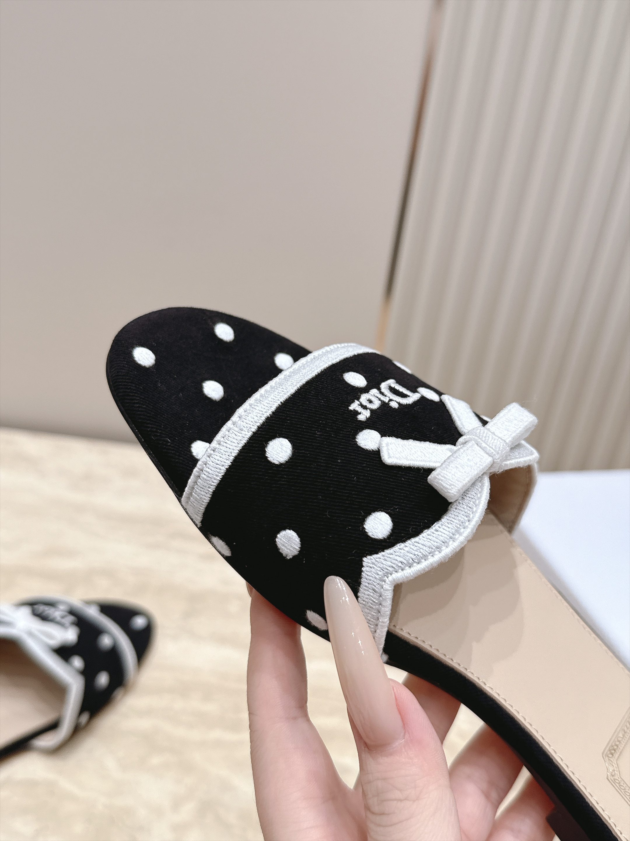 顶级版本 Dior 迪奥 26ss新系列 织带蝴蝶结拖鞋 以品牌经典标志性的字母织带装饰打造,搭配同色系的皮质鞋床,简约 顶级版本 Dior 迪奥 26ss新系列 织带蝴蝶结拖鞋 以品牌经典标志性的字母织带装饰打造,搭配同色系的皮质鞋床,简约