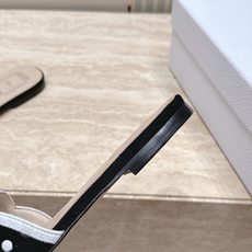 顶级版本 Dior 迪奥 26ss新系列 织带蝴蝶结拖鞋 以品牌经典标志性的字母织带装饰打造,搭配同色系的皮质鞋床,简约 顶级版本 Dior 迪奥 26ss新系列 织带蝴蝶结拖鞋 以品牌经典标志性的字母织带装饰打造,搭配同色系的皮质鞋床,简约