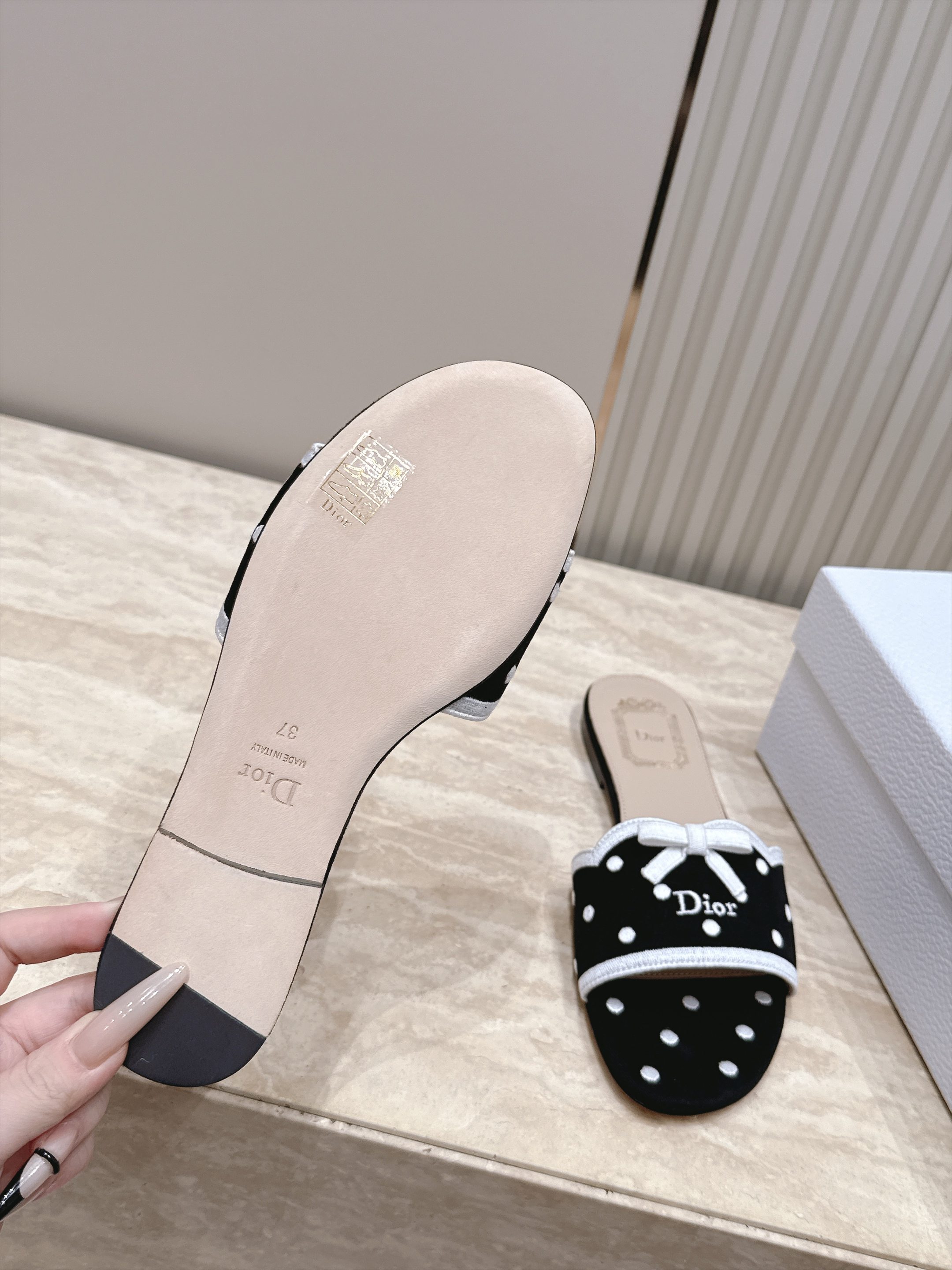 顶级版本 Dior 迪奥 26ss新系列 织带蝴蝶结拖鞋 以品牌经典标志性的字母织带装饰打造,搭配同色系的皮质鞋床,简约 顶级版本 Dior 迪奥 26ss新系列 织带蝴蝶结拖鞋 以品牌经典标志性的字母织带装饰打造,搭配同色系的皮质鞋床,简约