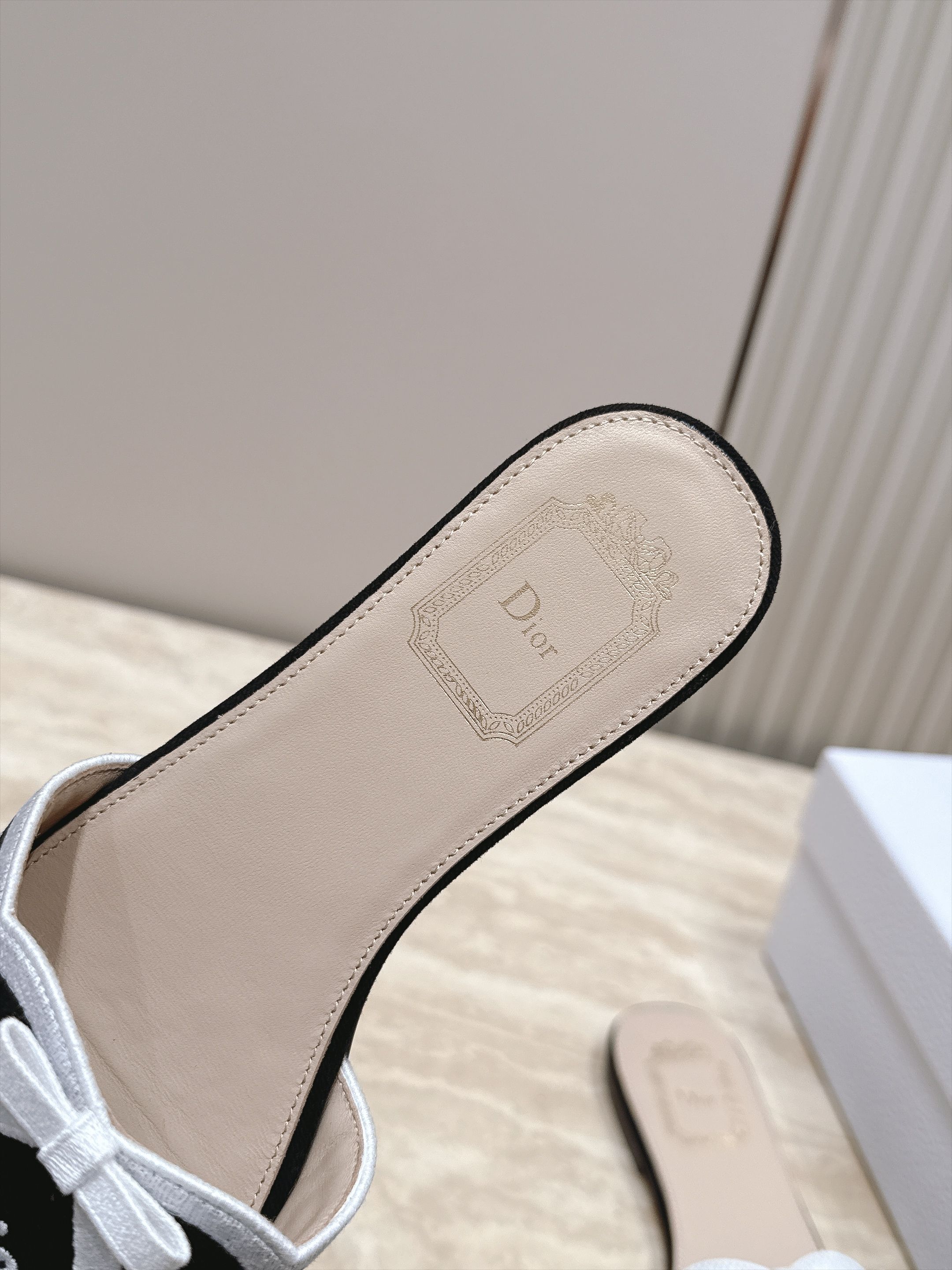 顶级版本 Dior 迪奥 26ss新系列 织带蝴蝶结拖鞋 以品牌经典标志性的字母织带装饰打造,搭配同色系的皮质鞋床,简约 顶级版本 Dior 迪奥 26ss新系列 织带蝴蝶结拖鞋 以品牌经典标志性的字母织带装饰打造,搭配同色系的皮质鞋床,简约