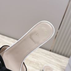 顶级版本 Dior 迪奥 26ss新系列 织带蝴蝶结中跟拖鞋 以品牌经典标志性的字母织带装饰打造,搭配同色系的皮质鞋床, 顶级版本 Dior 迪奥 26ss新系列 织带蝴蝶结中跟拖鞋 以品牌经典标志性的字母织带装饰打造,搭配同色系的皮质鞋床,