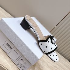 顶级版本 Dior 迪奥 26ss新系列 织带蝴蝶结中跟拖鞋 以品牌经典标志性的字母织带装饰打造,搭配同色系的皮质鞋床, 顶级版本 Dior 迪奥 26ss新系列 织带蝴蝶结中跟拖鞋 以品牌经典标志性的字母织带装饰打造,搭配同色系的皮质鞋床,