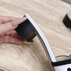 顶级版本 Dior 迪奥 26ss新系列 织带蝴蝶结中跟拖鞋 以品牌经典标志性的字母织带装饰打造,搭配同色系的皮质鞋床, 顶级版本 Dior 迪奥 26ss新系列 织带蝴蝶结中跟拖鞋 以品牌经典标志性的字母织带装饰打造,搭配同色系的皮质鞋床,
