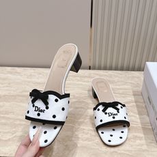 顶级版本 Dior 迪奥 26ss新系列 织带蝴蝶结中跟拖鞋 以品牌经典标志性的字母织带装饰打造,搭配同色系的皮质鞋床, 顶级版本 Dior 迪奥 26ss新系列 织带蝴蝶结中跟拖鞋 以品牌经典标志性的字母织带装饰打造,搭配同色系的皮质鞋床,