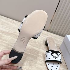顶级版本 Dior 迪奥 26ss新系列 织带蝴蝶结中跟拖鞋 以品牌经典标志性的字母织带装饰打造,搭配同色系的皮质鞋床, 顶级版本 Dior 迪奥 26ss新系列 织带蝴蝶结中跟拖鞋 以品牌经典标志性的字母织带装饰打造,搭配同色系的皮质鞋床,