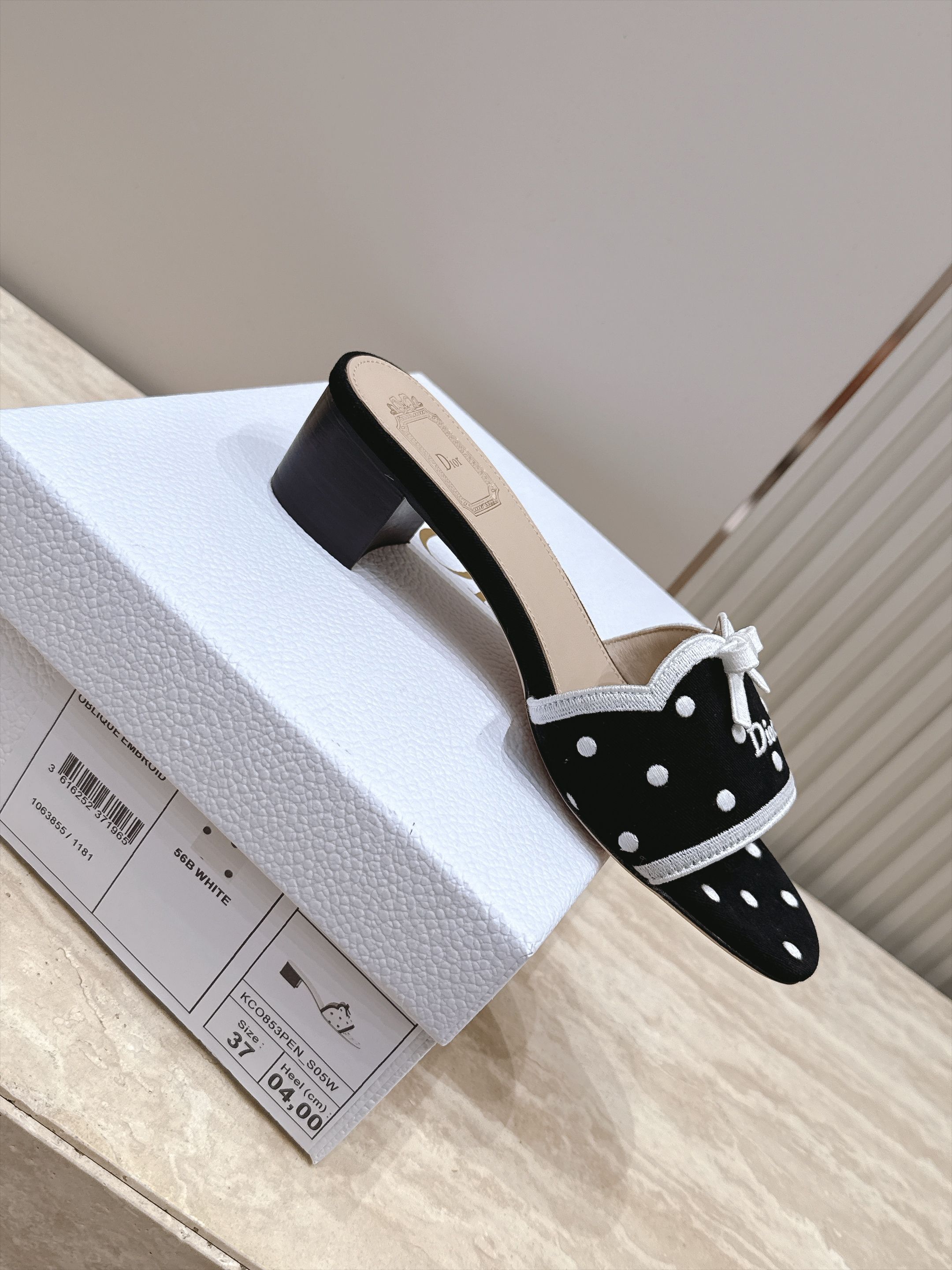 顶级版本 Dior 迪奥 26ss新系列 织带蝴蝶结拖鞋 以品牌经典标志性的字母织带装饰打造,搭配同色系的皮质鞋床,简约 顶级版本 Dior 迪奥 26ss新系列 织带蝴蝶结拖鞋 以品牌经典标志性的字母织带装饰打造,搭配同色系的皮质鞋床,简约