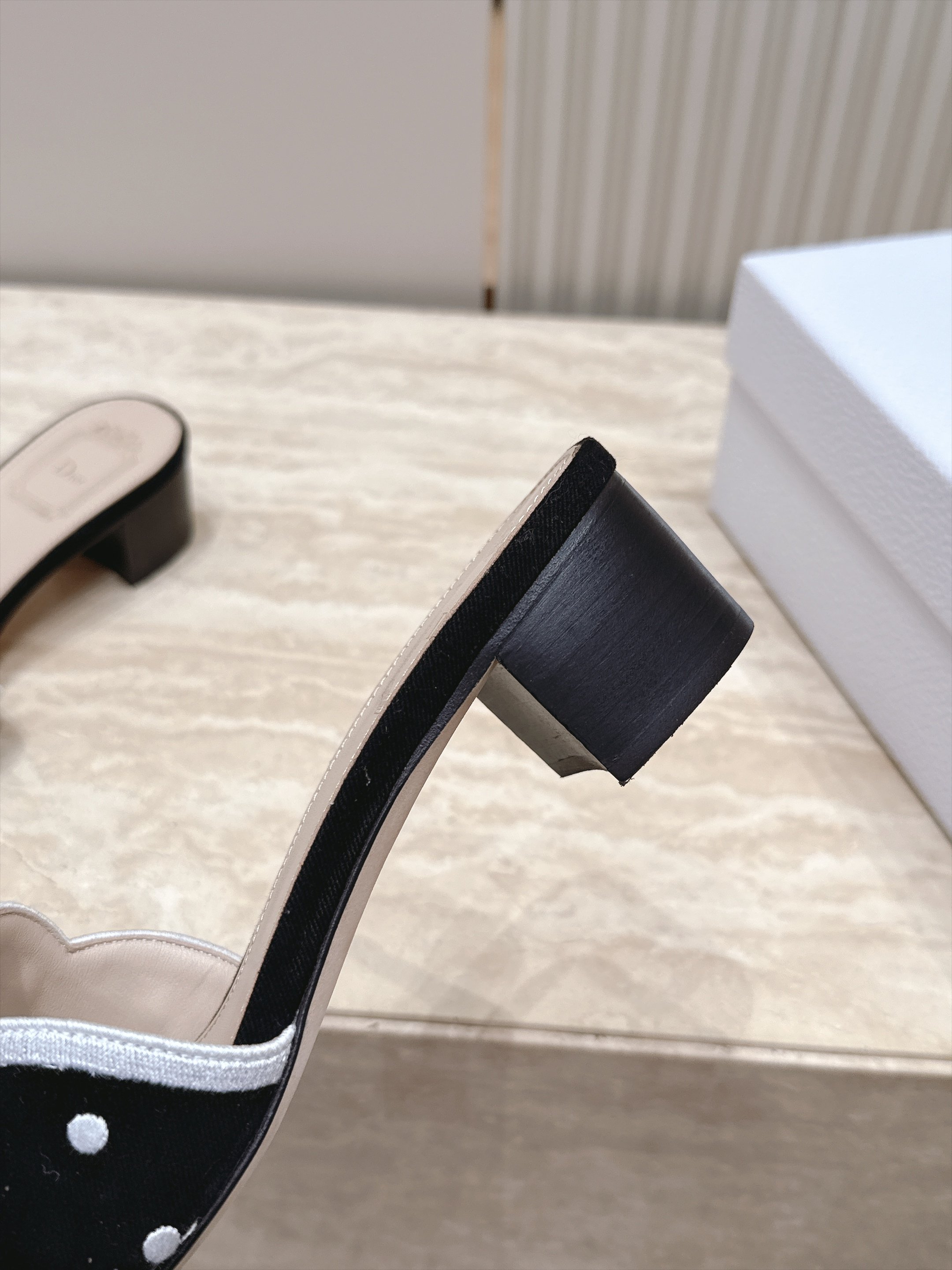 顶级版本 Dior 迪奥 26ss新系列 织带蝴蝶结拖鞋 以品牌经典标志性的字母织带装饰打造,搭配同色系的皮质鞋床,简约 顶级版本 Dior 迪奥 26ss新系列 织带蝴蝶结拖鞋 以品牌经典标志性的字母织带装饰打造,搭配同色系的皮质鞋床,简约
