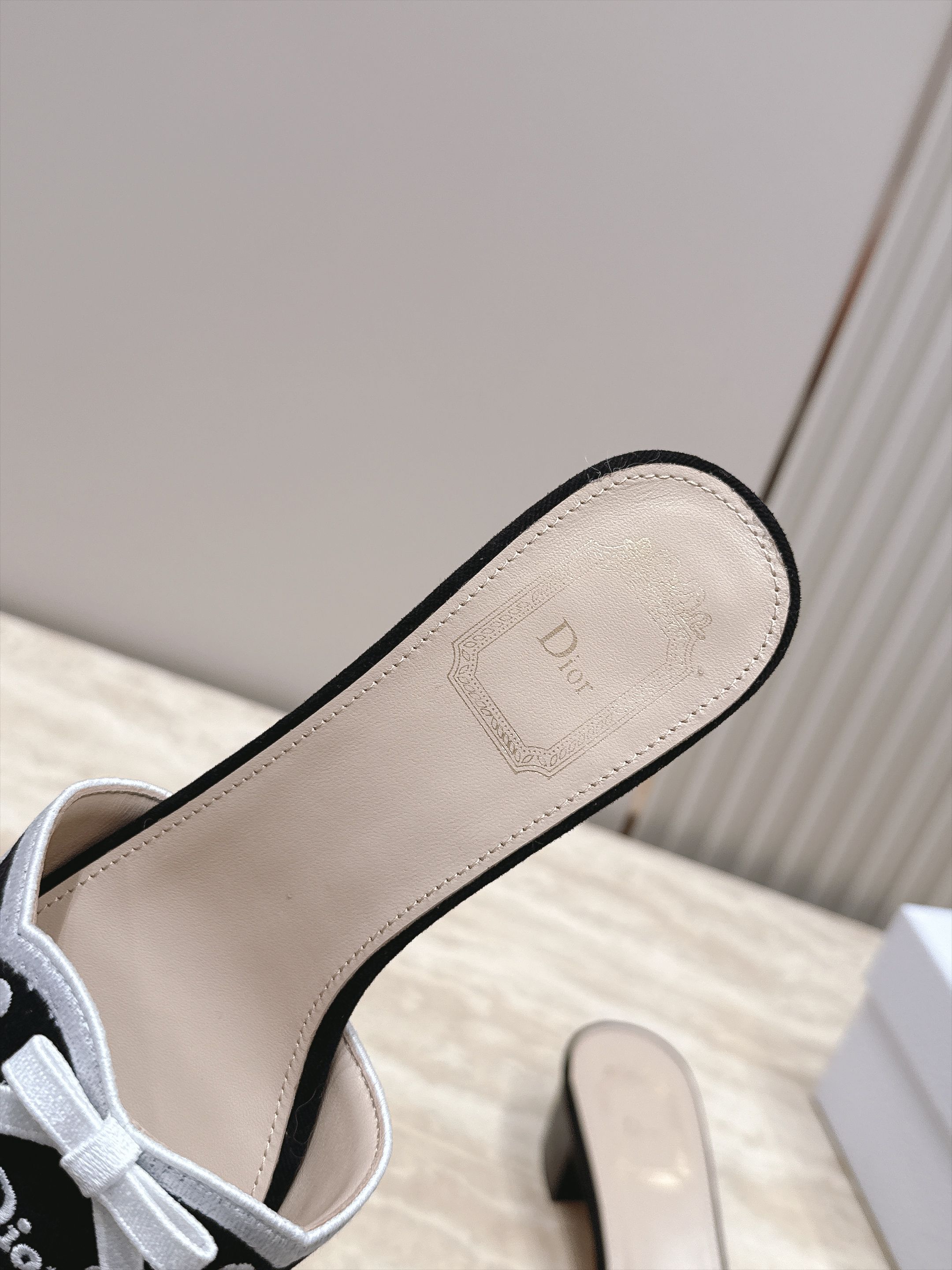 顶级版本 Dior 迪奥 26ss新系列 织带蝴蝶结拖鞋 以品牌经典标志性的字母织带装饰打造,搭配同色系的皮质鞋床,简约 顶级版本 Dior 迪奥 26ss新系列 织带蝴蝶结拖鞋 以品牌经典标志性的字母织带装饰打造,搭配同色系的皮质鞋床,简约