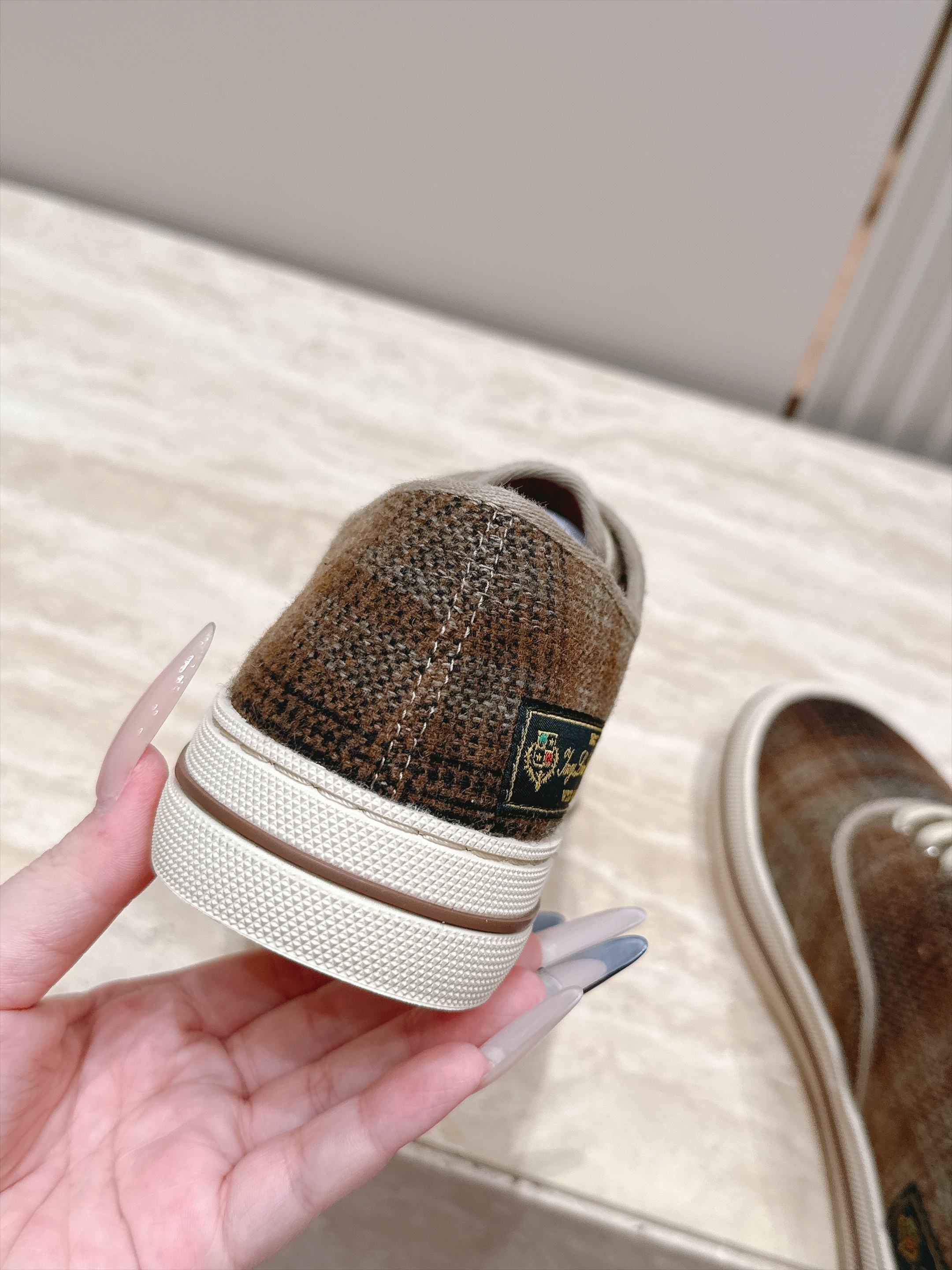 顶级版本 火爆情侣款 LP 最新品老钱风复古格纹休闲鞋 楦型百搭瘦脚yyds.造型立体饱满 上脚舒适 复古格纹 顶级版本 火爆情侣款 LP 最新品老钱风复古格纹休闲鞋 楦型百搭瘦脚yyds.造型立体饱满 上脚舒适 复古格纹