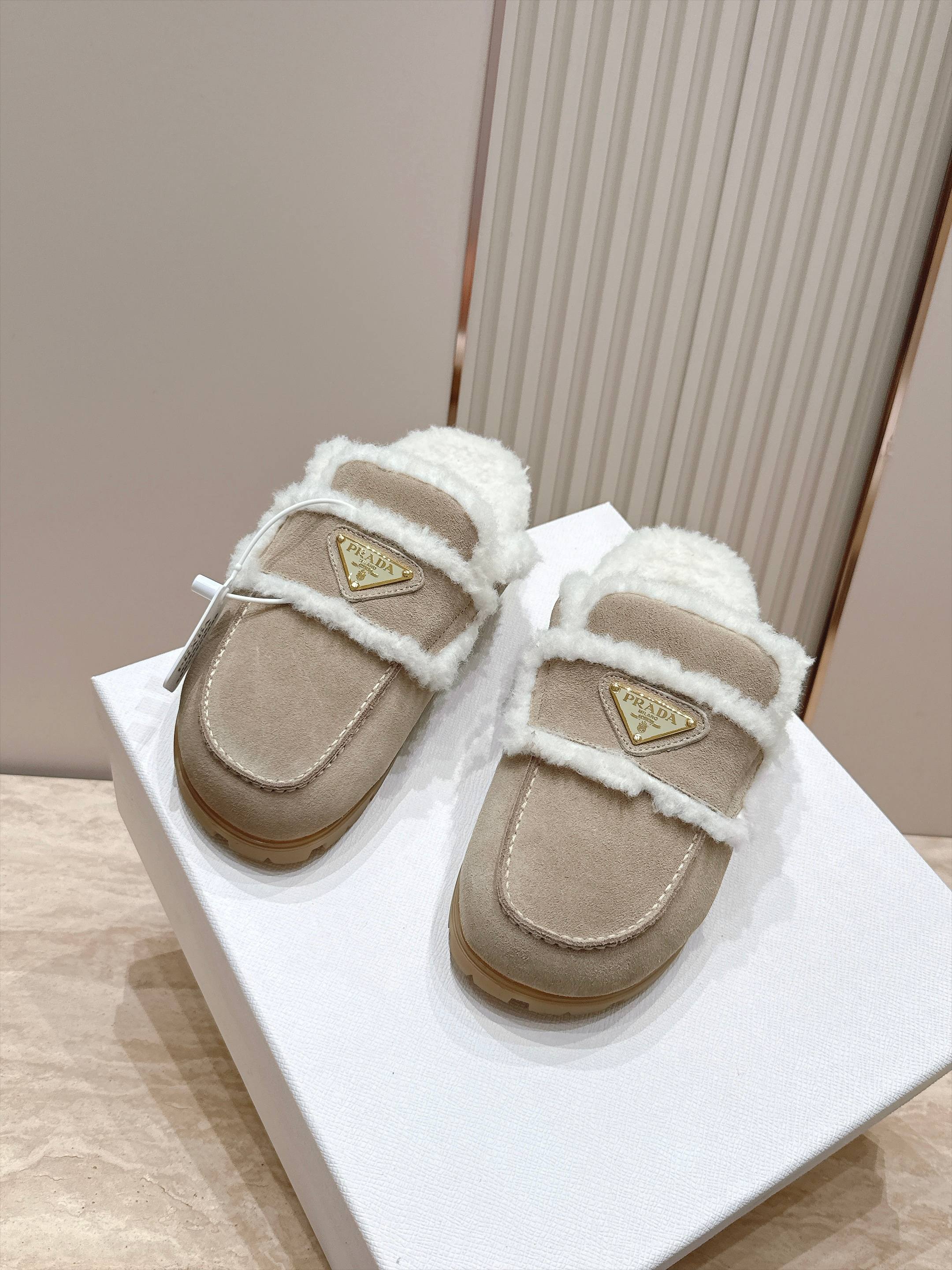 Prada 普拉达 26 秋冬三角扣复古包头半拖毛拖 这双毛拖无疑是先锋美学与慵懒格调的惊艳融合。标志性的三角扣以利落线 Prada 普拉达 26 秋冬三角扣复古包头半拖毛拖 这双毛拖无疑是先锋美学与慵懒格调的惊艳融合。标志性的三角扣以利落线