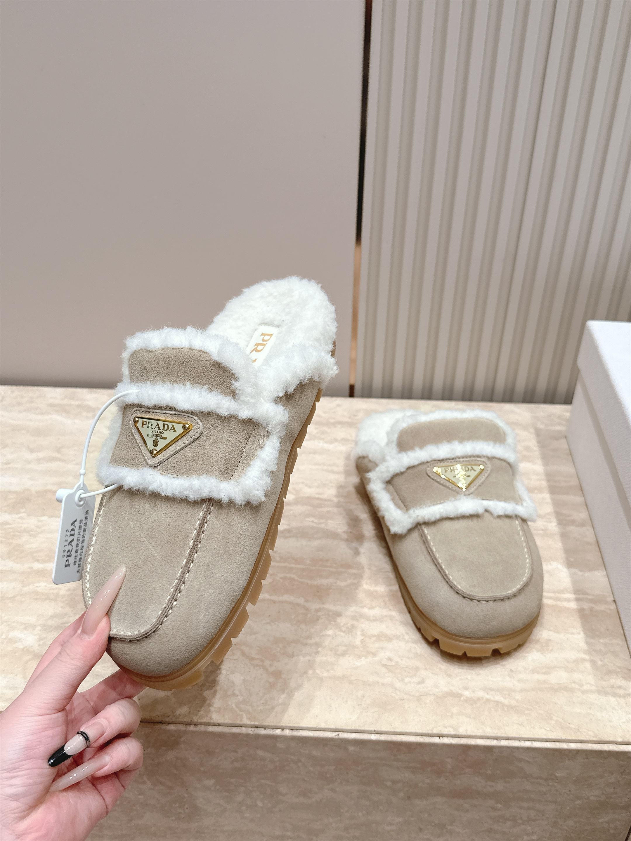Prada 普拉达 26 秋冬三角扣复古包头半拖毛拖 这双毛拖无疑是先锋美学与慵懒格调的惊艳融合。标志性的三角扣以利落线 Prada 普拉达 26 秋冬三角扣复古包头半拖毛拖 这双毛拖无疑是先锋美学与慵懒格调的惊艳融合。标志性的三角扣以利落线