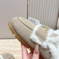 Prada 普拉达 26 秋冬三角扣复古包头半拖毛拖 这双毛拖无疑是先锋美学与慵懒格调的惊艳融合。标志性的三角扣以利落线 Prada 普拉达 26 秋冬三角扣复古包头半拖毛拖 这双毛拖无疑是先锋美学与慵懒格调的惊艳融合。标志性的三角扣以利落线