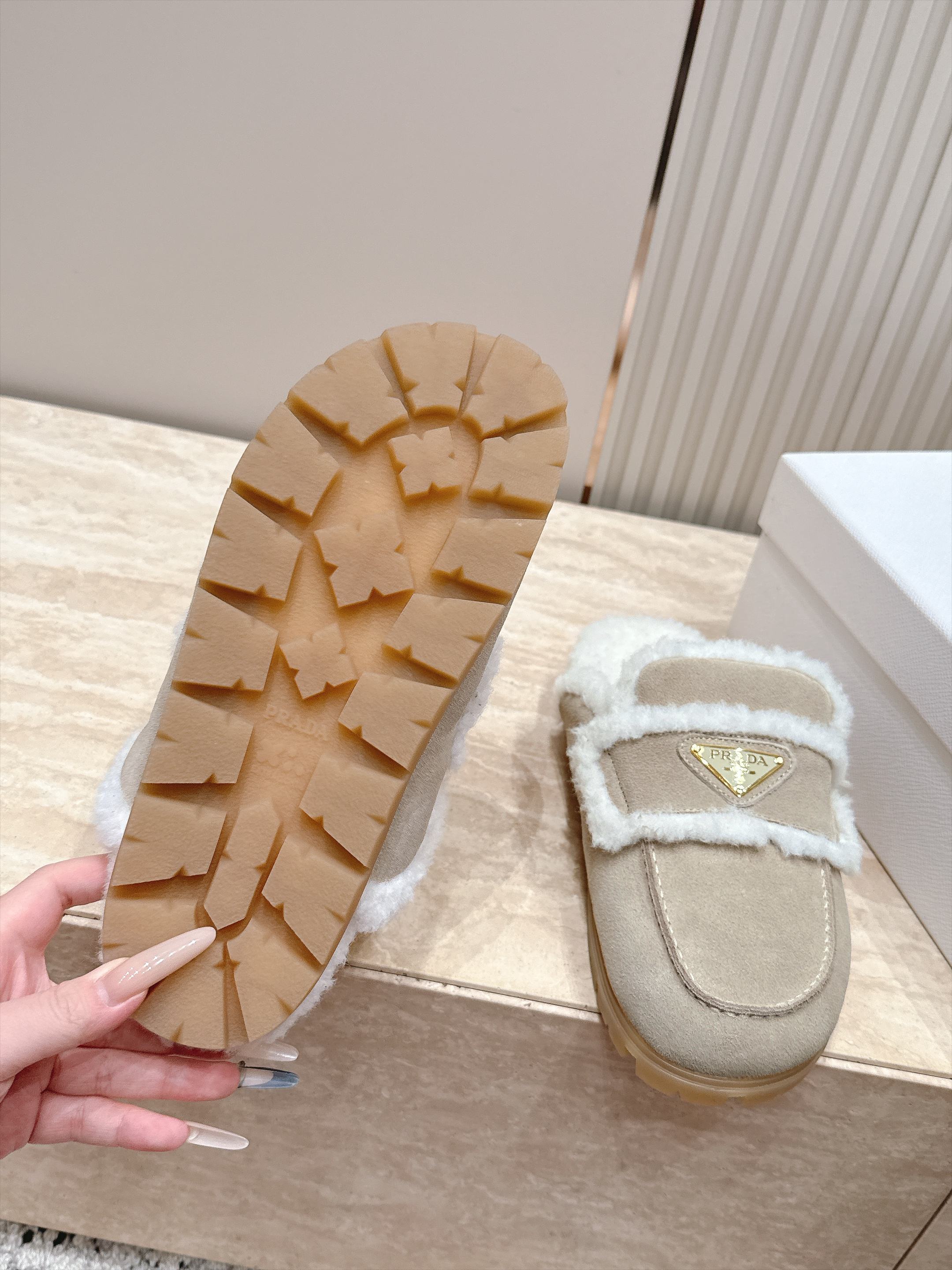 Prada 普拉达 26 秋冬三角扣复古包头半拖毛拖 这双毛拖无疑是先锋美学与慵懒格调的惊艳融合。标志性的三角扣以利落线 Prada 普拉达 26 秋冬三角扣复古包头半拖毛拖 这双毛拖无疑是先锋美学与慵懒格调的惊艳融合。标志性的三角扣以利落线
