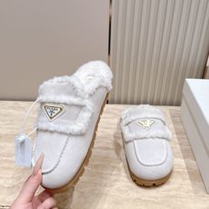 Prada 普拉达 26 秋冬三角扣复古包头半拖毛拖 这双毛拖无疑是先锋美学与慵懒格调的惊艳融合。标志性的三角扣以利落线 Prada 普拉达 26 秋冬三角扣复古包头半拖毛拖 这双毛拖无疑是先锋美学与慵懒格调的惊艳融合。标志性的三角扣以利落线