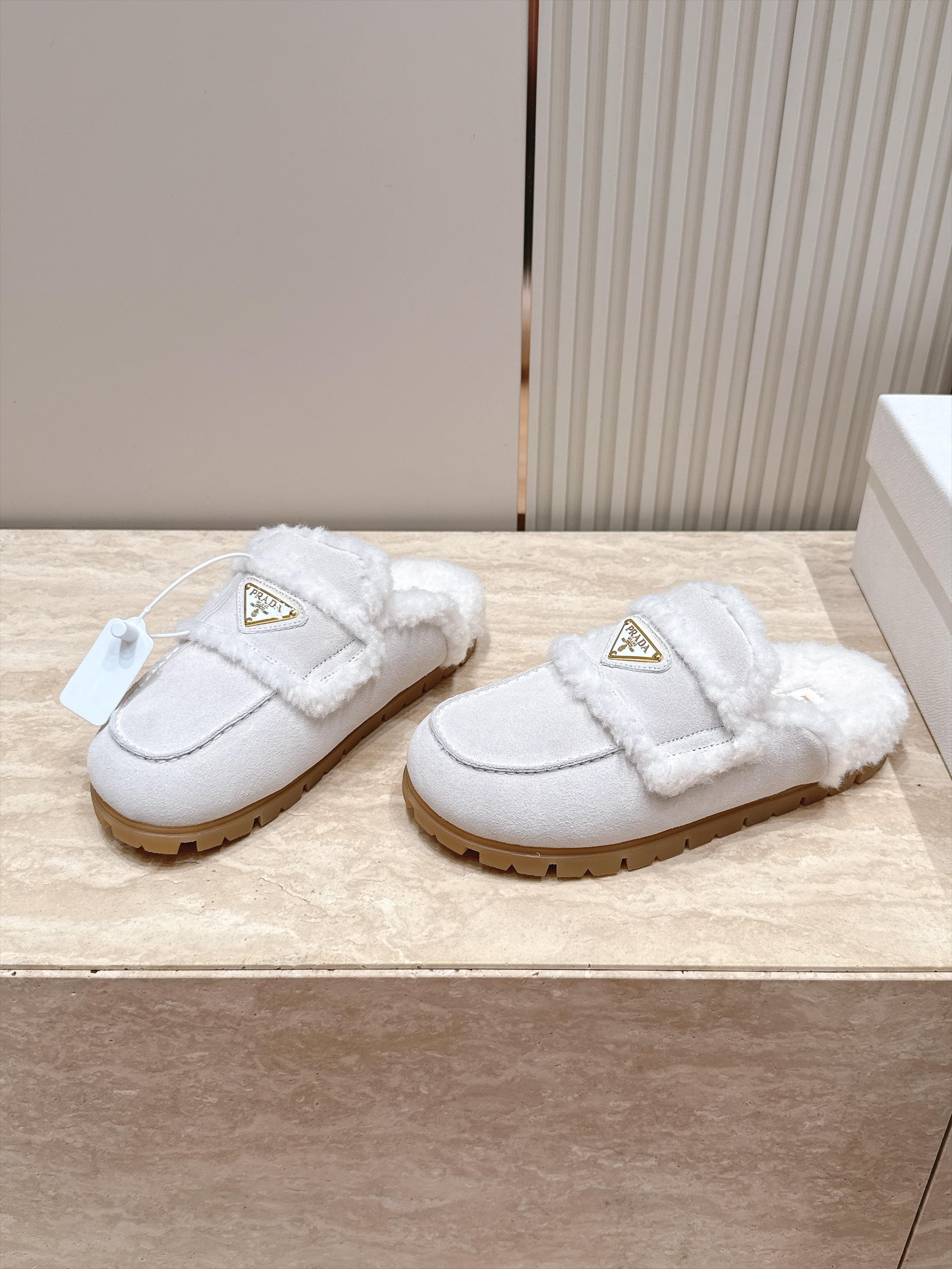 Prada 普拉达 26 秋冬三角扣复古包头半拖毛拖 这双毛拖无疑是先锋美学与慵懒格调的惊艳融合。标志性的三角扣以利落线