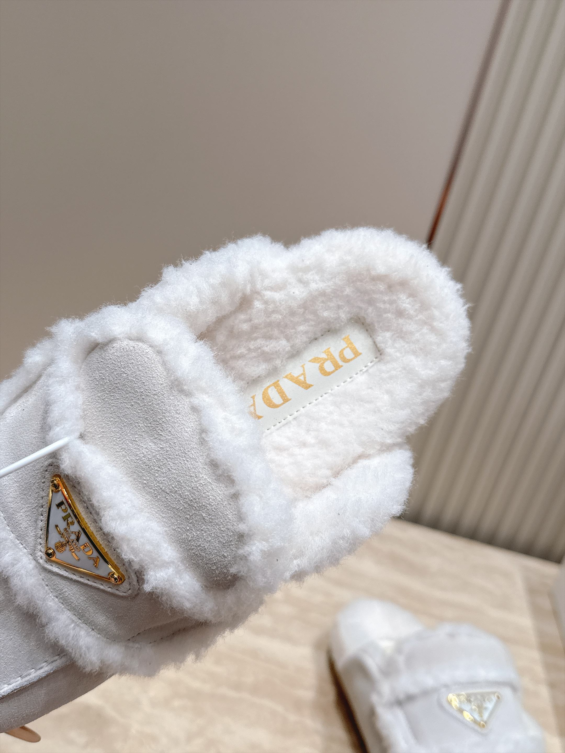 Prada 普拉达 26 秋冬三角扣复古包头半拖毛拖 这双毛拖无疑是先锋美学与慵懒格调的惊艳融合。标志性的三角扣以利落线 Prada 普拉达 26 秋冬三角扣复古包头半拖毛拖 这双毛拖无疑是先锋美学与慵懒格调的惊艳融合。标志性的三角扣以利落线