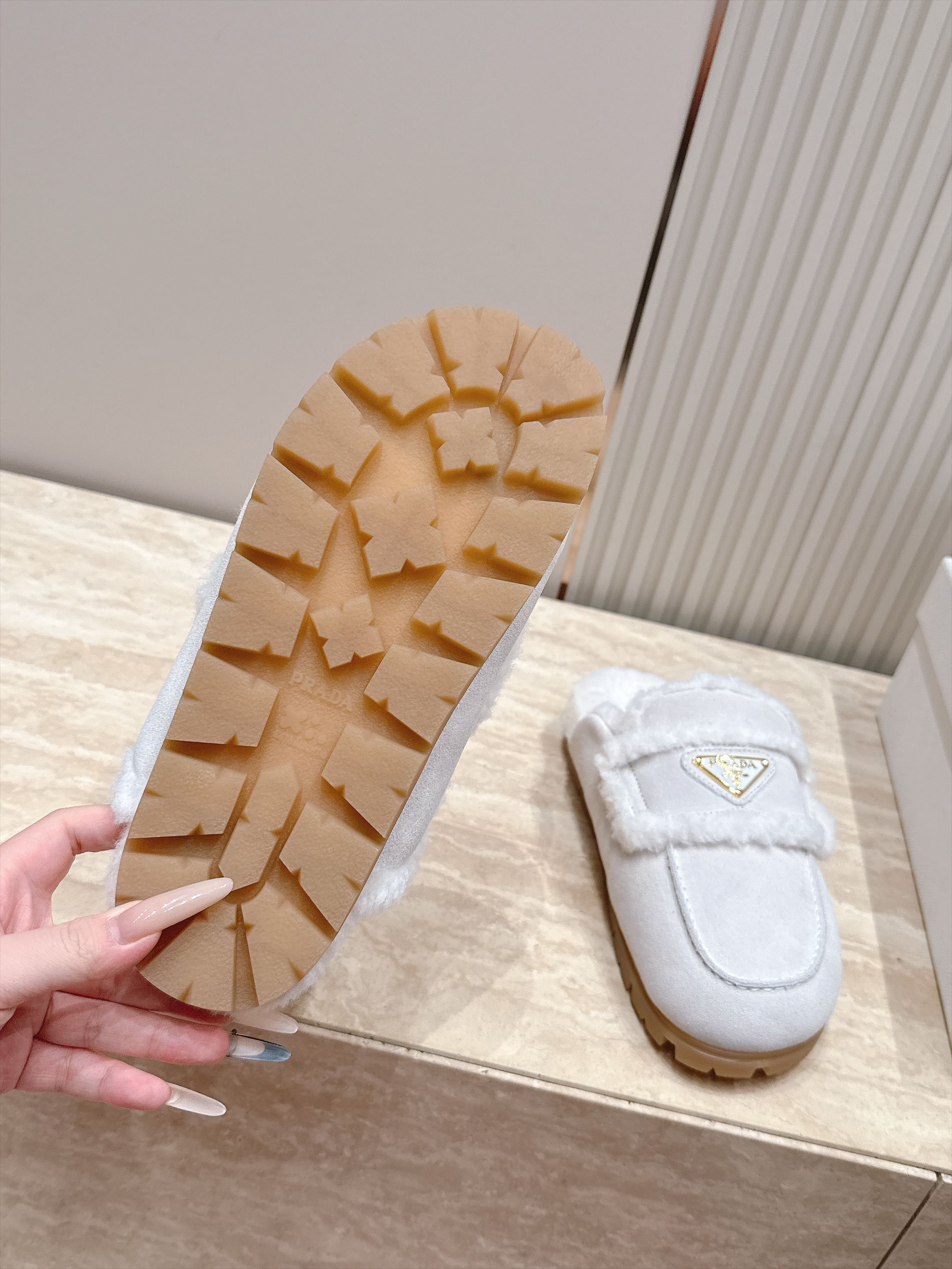 Prada 普拉达 26 秋冬三角扣复古包头半拖毛拖 这双毛拖无疑是先锋美学与慵懒格调的惊艳融合。标志性的三角扣以利落线 Prada 普拉达 26 秋冬三角扣复古包头半拖毛拖 这双毛拖无疑是先锋美学与慵懒格调的惊艳融合。标志性的三角扣以利落线