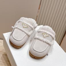 Prada 普拉达 26 秋冬三角扣复古包头半拖毛拖 这双毛拖无疑是先锋美学与慵懒格调的惊艳融合。标志性的三角扣以利落线 Prada 普拉达 26 秋冬三角扣复古包头半拖毛拖 这双毛拖无疑是先锋美学与慵懒格调的惊艳融合。标志性的三角扣以利落线