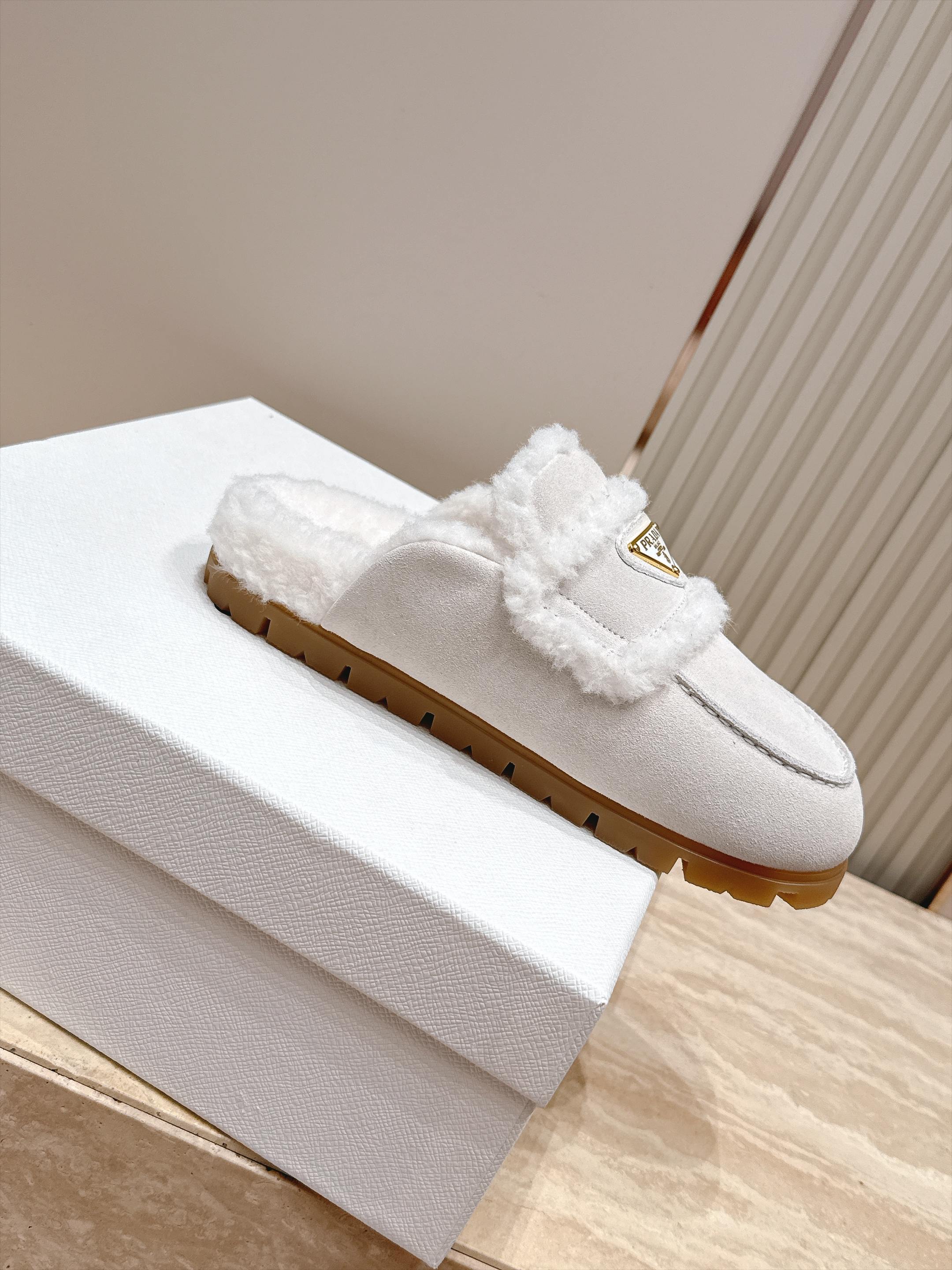 Prada 普拉达 26 秋冬三角扣复古包头半拖毛拖 这双毛拖无疑是先锋美学与慵懒格调的惊艳融合。标志性的三角扣以利落线 Prada 普拉达 26 秋冬三角扣复古包头半拖毛拖 这双毛拖无疑是先锋美学与慵懒格调的惊艳融合。标志性的三角扣以利落线