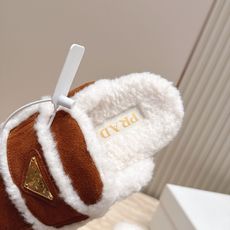 Prada 普拉达 26 秋冬三角扣复古包头半拖毛拖 这双毛拖无疑是先锋美学与慵懒格调的惊艳融合。标志性的三角扣以利落线 Prada 普拉达 26 秋冬三角扣复古包头半拖毛拖 这双毛拖无疑是先锋美学与慵懒格调的惊艳融合。标志性的三角扣以利落线