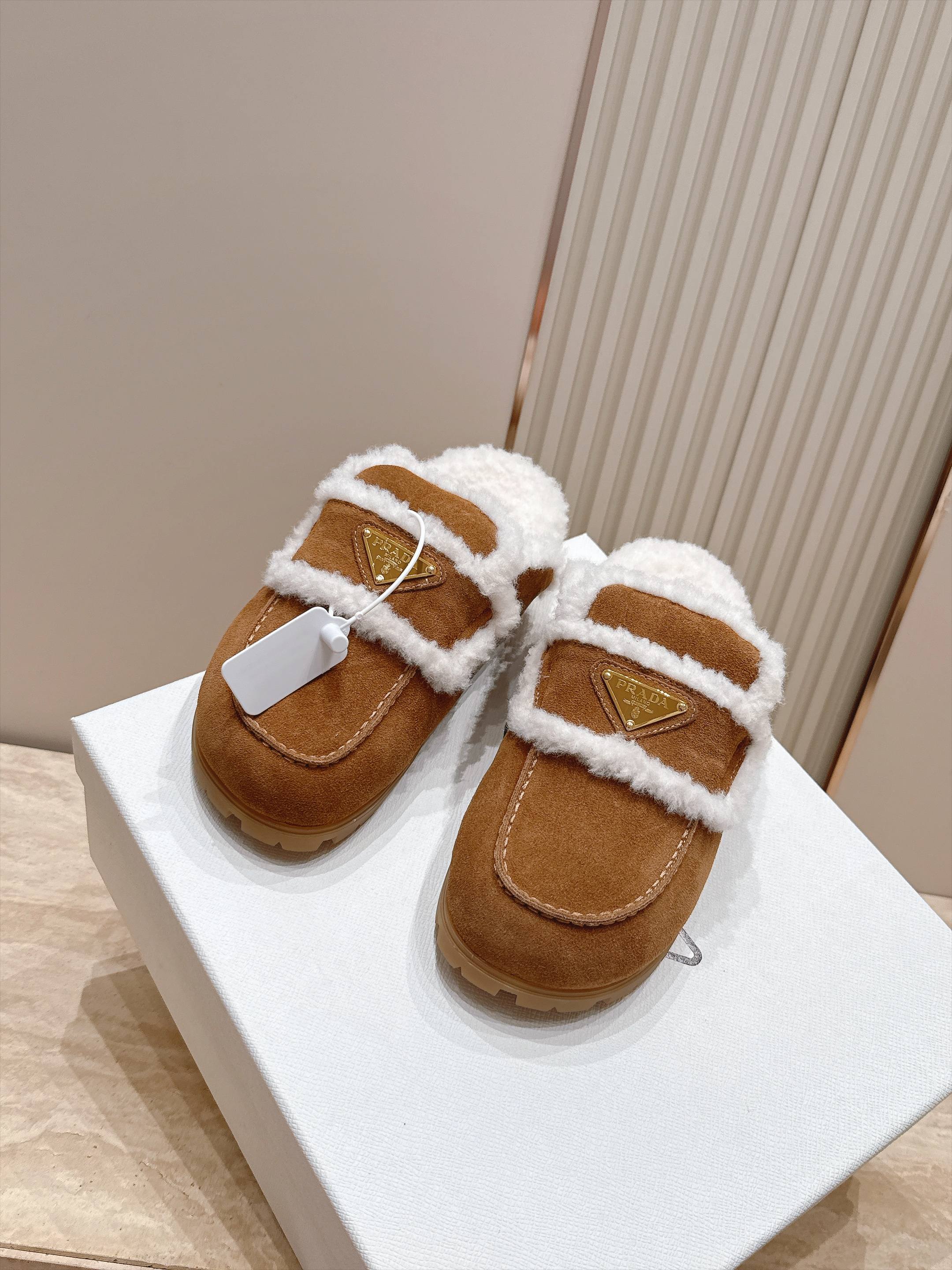Prada 普拉达 26 秋冬三角扣复古包头半拖毛拖 这双毛拖无疑是先锋美学与慵懒格调的惊艳融合。标志性的三角扣以利落线
