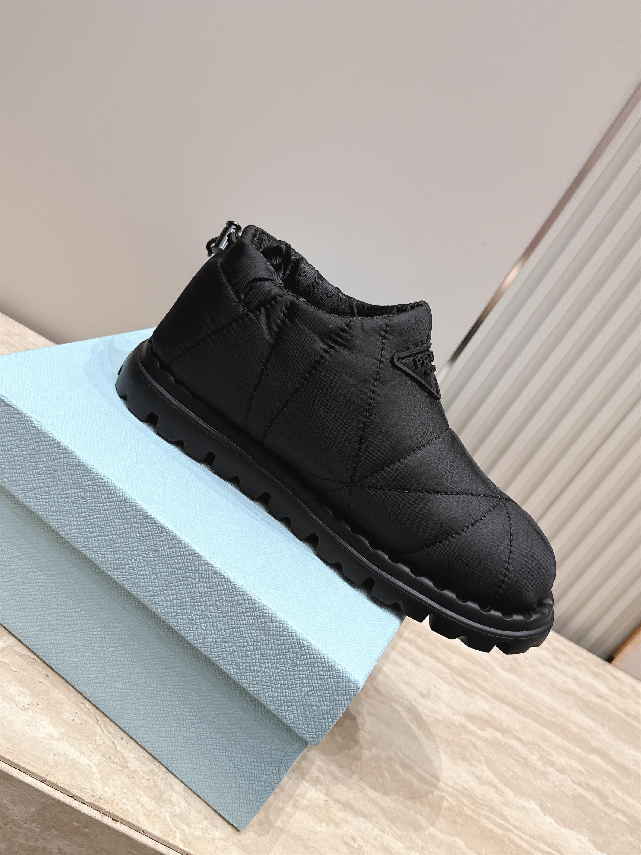 女 情侣款 男+10 情侣款 PRADA 普拉达 2026vs秋冬爆款雪地靴系列……三角标厚底雪地靴 这款厚底在欧 女 情侣款 男+10 情侣款 PRADA 普拉达 2026vs秋冬爆款雪地靴系列……三角标厚底雪地靴 这款厚底在欧