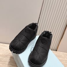 女 情侣款 男+10 情侣款 PRADA 普拉达 2026vs秋冬爆款雪地靴系列……三角标厚底雪地靴 这款厚底在欧 女 情侣款 男+10 情侣款 PRADA 普拉达 2026vs秋冬爆款雪地靴系列……三角标厚底雪地靴 这款厚底在欧