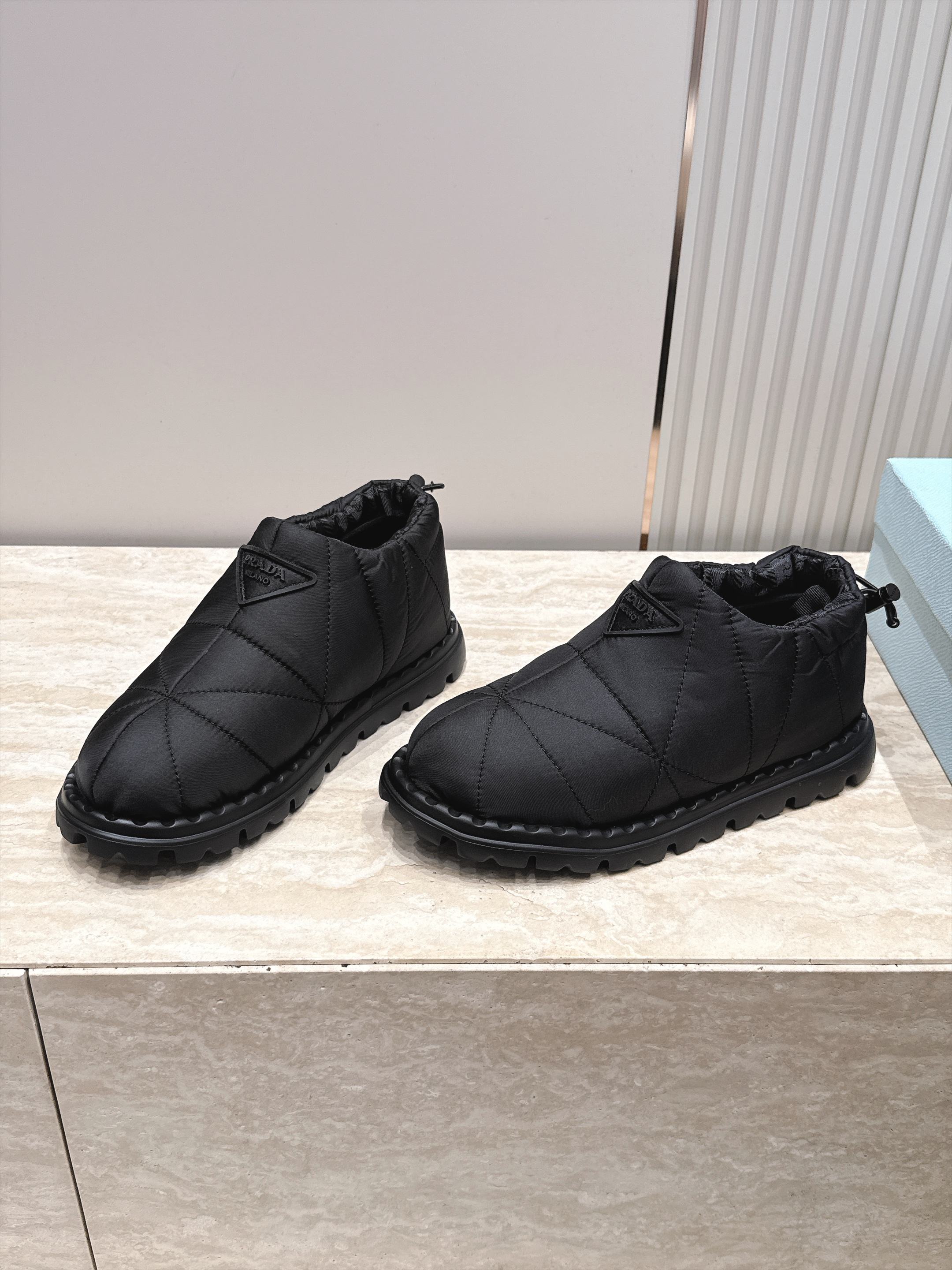 女 情侣款 男+10 情侣款    PRADA 普拉达 2026vs秋冬爆款雪地靴系列……三角标厚底雪地靴 这款厚底在欧