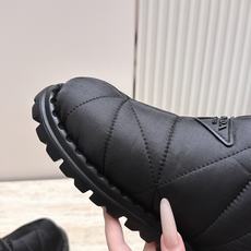 女 情侣款 男+10 情侣款 PRADA 普拉达 2026vs秋冬爆款雪地靴系列……三角标厚底雪地靴 这款厚底在欧 女 情侣款 男+10 情侣款 PRADA 普拉达 2026vs秋冬爆款雪地靴系列……三角标厚底雪地靴 这款厚底在欧