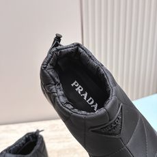 女 情侣款 男+10 情侣款 PRADA 普拉达 2026vs秋冬爆款雪地靴系列……三角标厚底雪地靴 这款厚底在欧 女 情侣款 男+10 情侣款 PRADA 普拉达 2026vs秋冬爆款雪地靴系列……三角标厚底雪地靴 这款厚底在欧