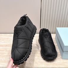 女 情侣款 男+10 情侣款 PRADA 普拉达 2026vs秋冬爆款雪地靴系列……三角标厚底雪地靴 这款厚底在欧 女 情侣款 男+10 情侣款 PRADA 普拉达 2026vs秋冬爆款雪地靴系列……三角标厚底雪地靴 这款厚底在欧