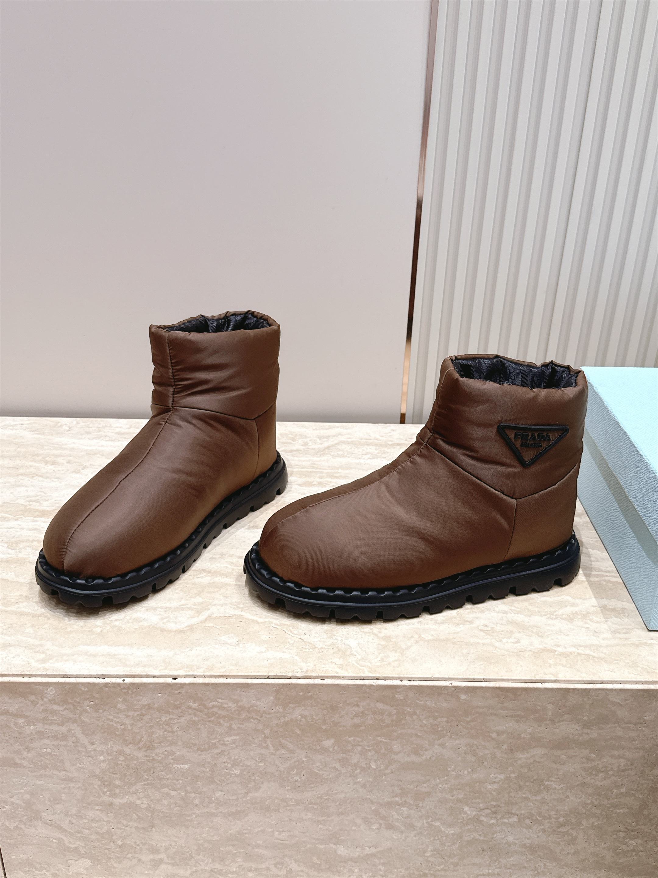 女 情侣款 男+10 情侣款    PRADA 普拉达 2026vs秋冬爆款雪地靴系列……三角标厚底雪地靴 这款厚底在欧
