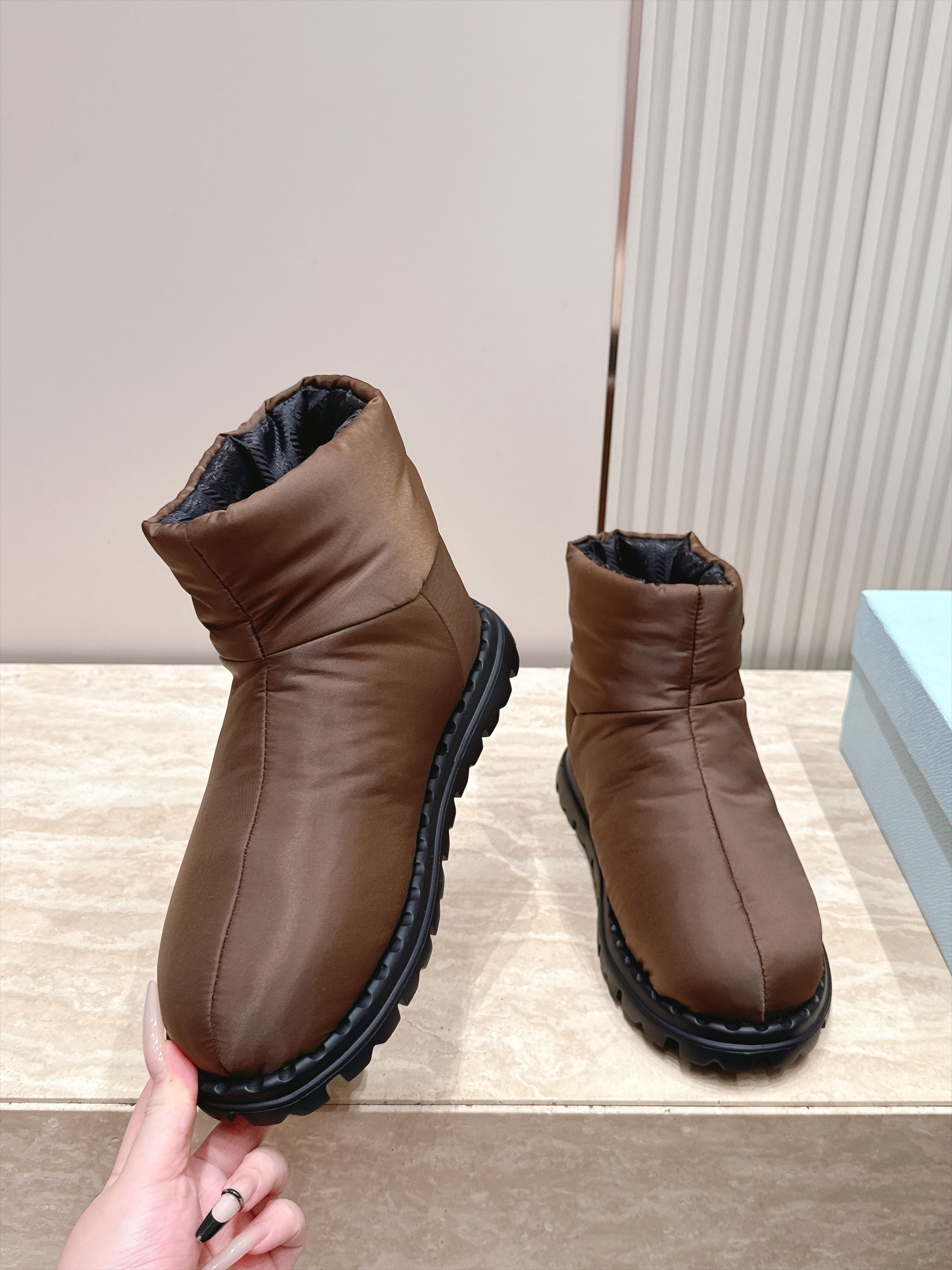 女 情侣款 男+10 情侣款 PRADA 普拉达 2026vs秋冬爆款雪地靴系列……三角标厚底雪地靴 这款厚底在欧 女 情侣款 男+10 情侣款 PRADA 普拉达 2026vs秋冬爆款雪地靴系列……三角标厚底雪地靴 这款厚底在欧