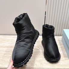 女 情侣款 男+10 情侣款 PRADA 普拉达 2026vs秋冬爆款雪地靴系列……三角标厚底雪地靴 这款厚底在欧 女 情侣款 男+10 情侣款 PRADA 普拉达 2026vs秋冬爆款雪地靴系列……三角标厚底雪地靴 这款厚底在欧