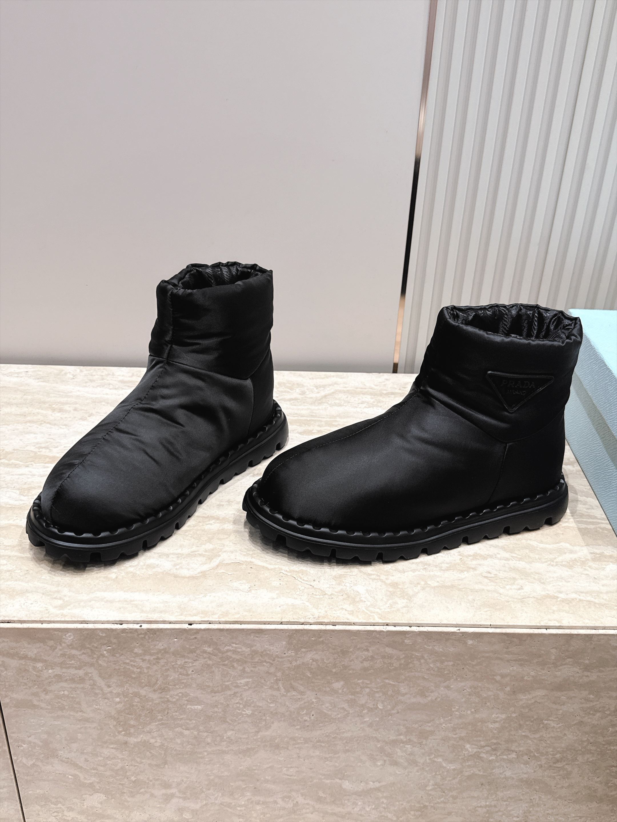 女 情侣款 男+10 情侣款    PRADA 普拉达 2026vs秋冬爆款雪地靴系列……三角标厚底雪地靴 这款厚底在欧