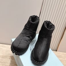 女 情侣款 男+10 情侣款 PRADA 普拉达 2026vs秋冬爆款雪地靴系列……三角标厚底雪地靴 这款厚底在欧 女 情侣款 男+10 情侣款 PRADA 普拉达 2026vs秋冬爆款雪地靴系列……三角标厚底雪地靴 这款厚底在欧