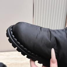 女 情侣款 男+10 情侣款 PRADA 普拉达 2026vs秋冬爆款雪地靴系列……三角标厚底雪地靴 这款厚底在欧 女 情侣款 男+10 情侣款 PRADA 普拉达 2026vs秋冬爆款雪地靴系列……三角标厚底雪地靴 这款厚底在欧