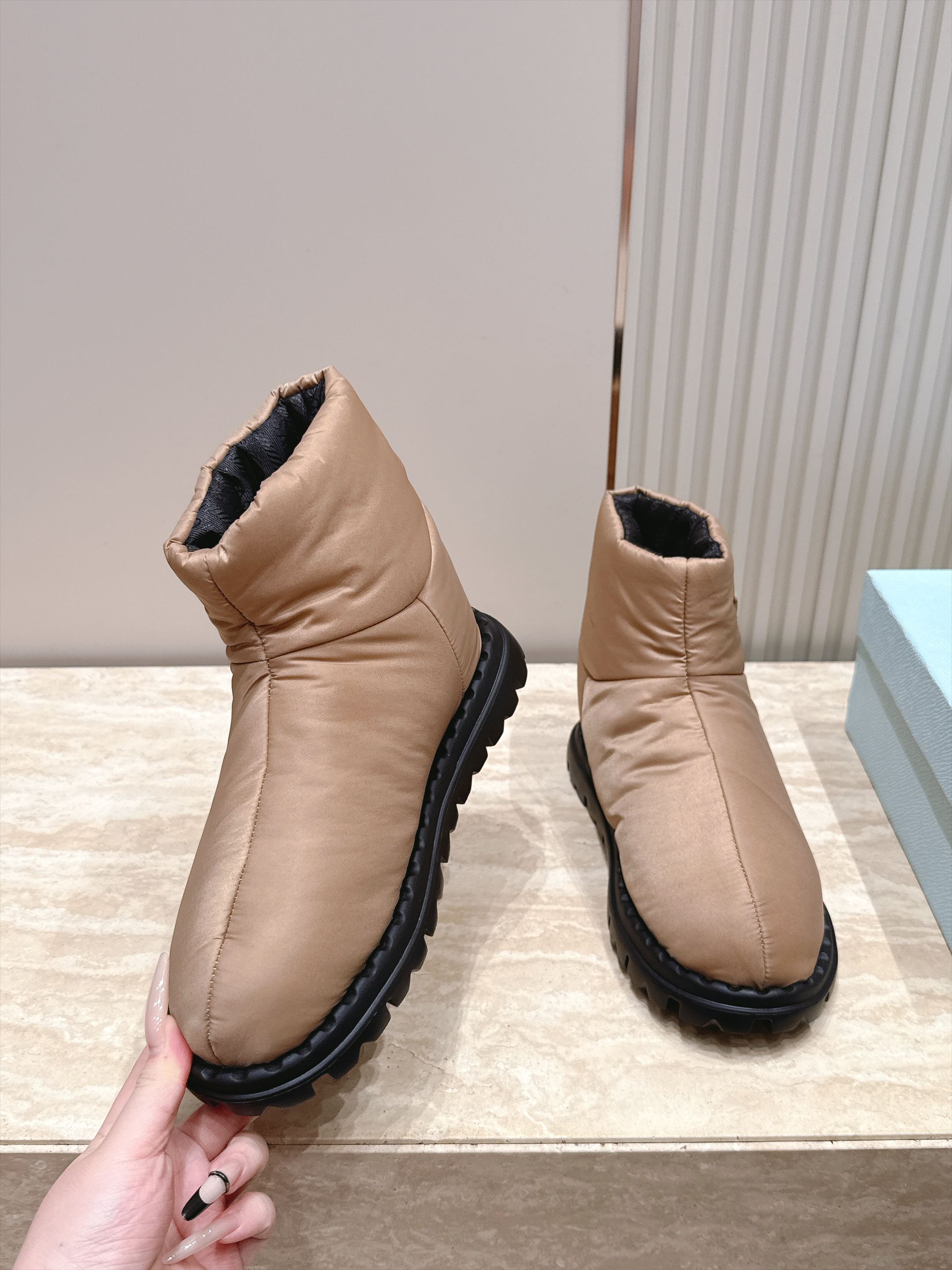 女 情侣款 男+10 情侣款 PRADA 普拉达 2026vs秋冬爆款雪地靴系列……三角标厚底雪地靴 这款厚底在欧 女 情侣款 男+10 情侣款 PRADA 普拉达 2026vs秋冬爆款雪地靴系列……三角标厚底雪地靴 这款厚底在欧