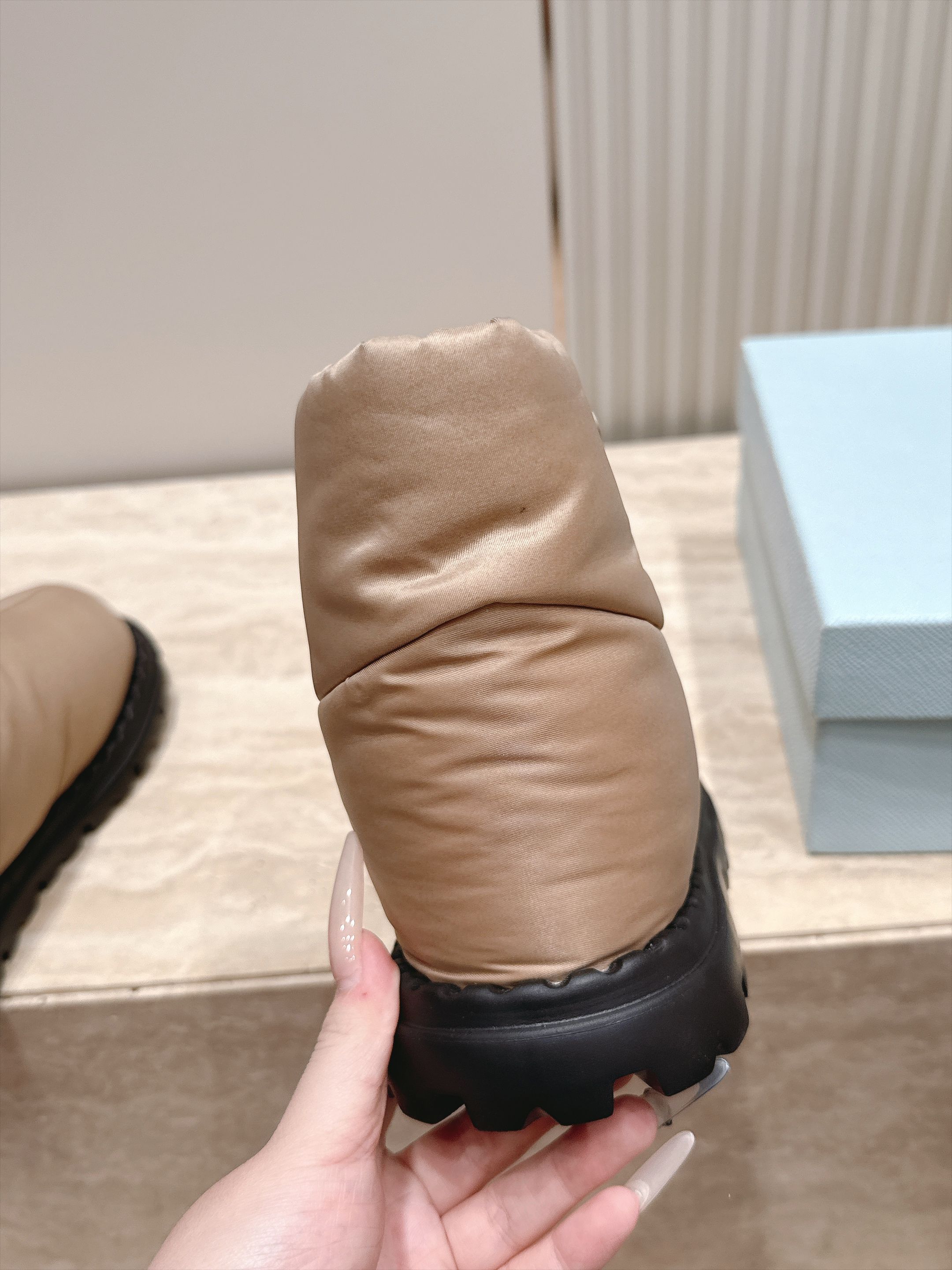 女 情侣款 男+10 情侣款 PRADA 普拉达 2026vs秋冬爆款雪地靴系列……三角标厚底雪地靴 这款厚底在欧 女 情侣款 男+10 情侣款 PRADA 普拉达 2026vs秋冬爆款雪地靴系列……三角标厚底雪地靴 这款厚底在欧