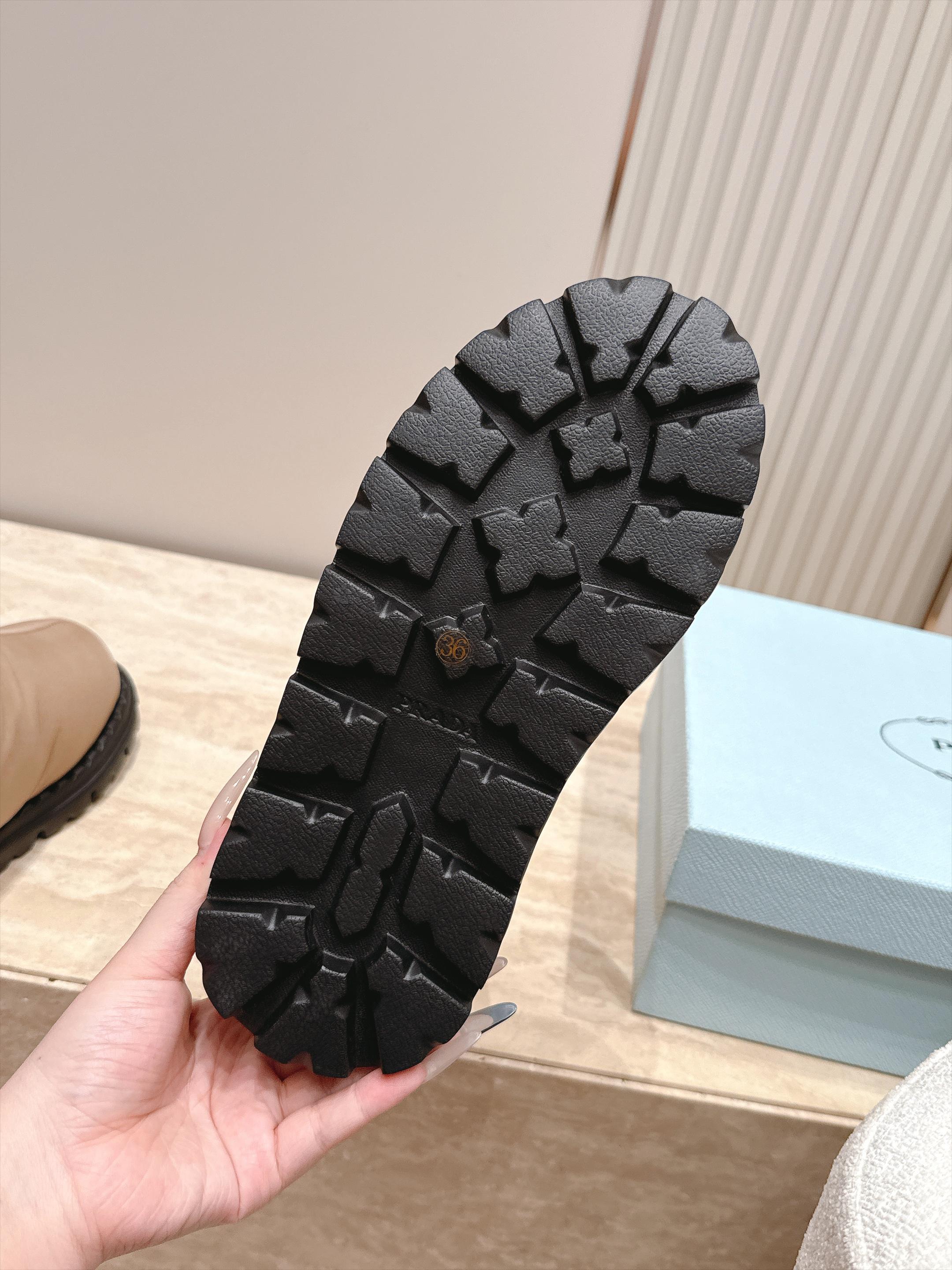 女 情侣款 男+10 情侣款 PRADA 普拉达 2026vs秋冬爆款雪地靴系列……三角标厚底雪地靴 这款厚底在欧 女 情侣款 男+10 情侣款 PRADA 普拉达 2026vs秋冬爆款雪地靴系列……三角标厚底雪地靴 这款厚底在欧