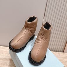 女 情侣款 男+10 情侣款 PRADA 普拉达 2026vs秋冬爆款雪地靴系列……三角标厚底雪地靴 这款厚底在欧 女 情侣款 男+10 情侣款 PRADA 普拉达 2026vs秋冬爆款雪地靴系列……三角标厚底雪地靴 这款厚底在欧